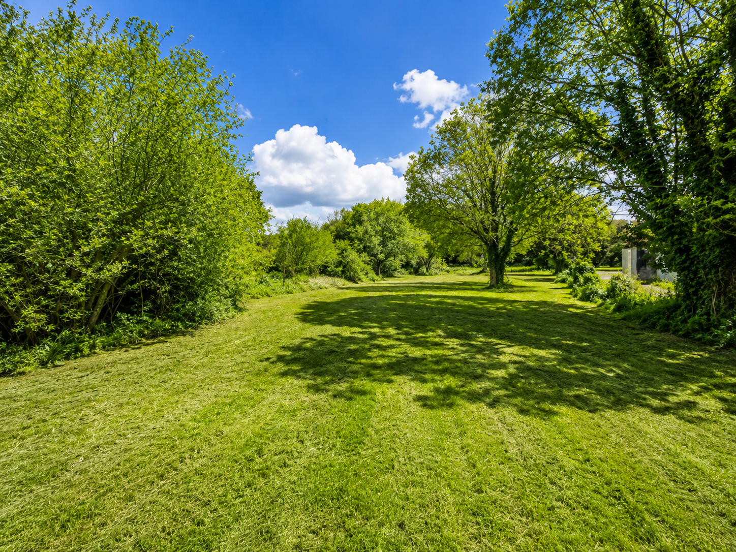 "Terrain de 1800 m² à Corme-Écluse, 99 000 € - Idéal pour votre future maison !"